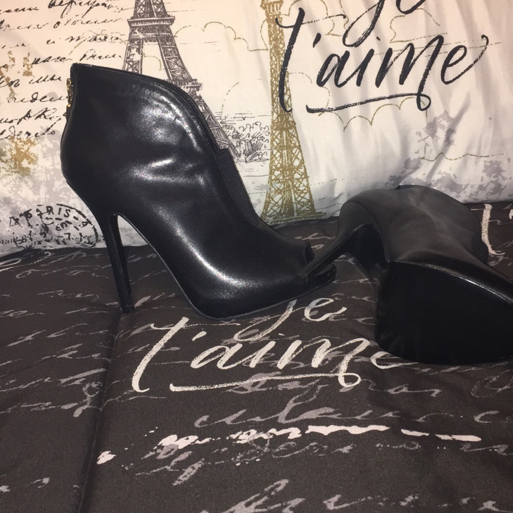 Sexy Sleek Black Guess 👠Never Worn